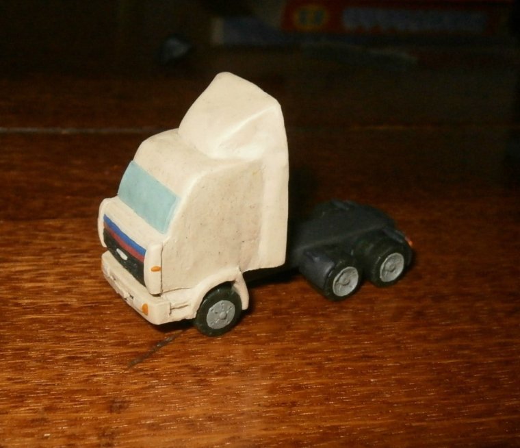 Машина из пластилина на бумаге