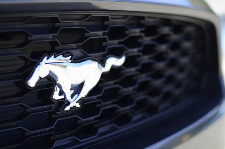 Марка автомобиля с головой лошади на эмблеме