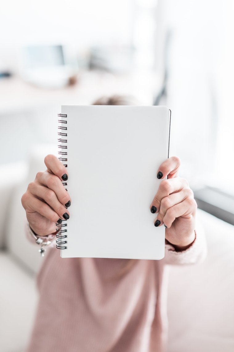 Блокнот в руках