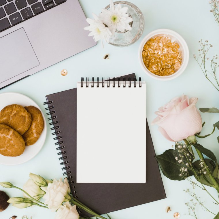 Пустой блокнот на столе