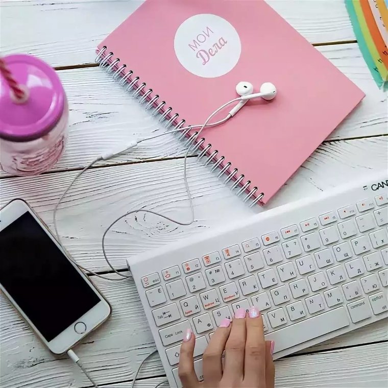 Девушка с розовым блокнотом