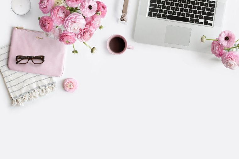 Женский рабочий стол вид сверху