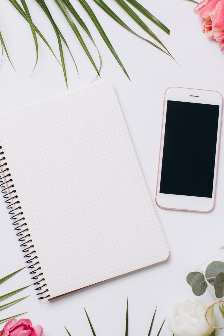 Блокнот на столе