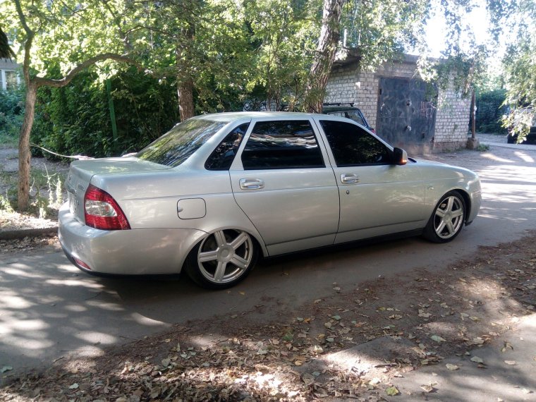 Серебристая Приора седан r17