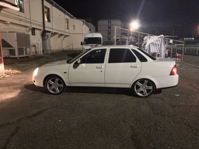 Белая Приора седан на 17 торусах