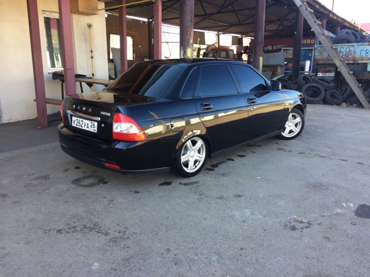 Лада Приора черная на 15 торусах