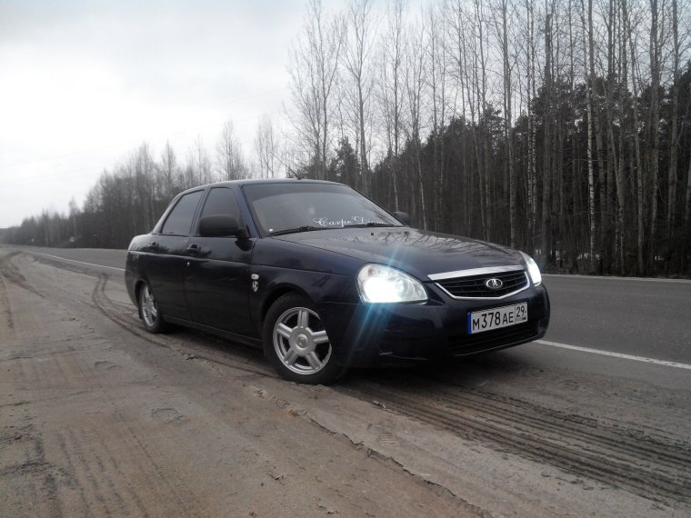 Черная седан Приора r15
