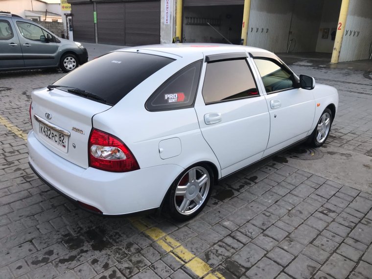 Белая Приора хэтчбек р15