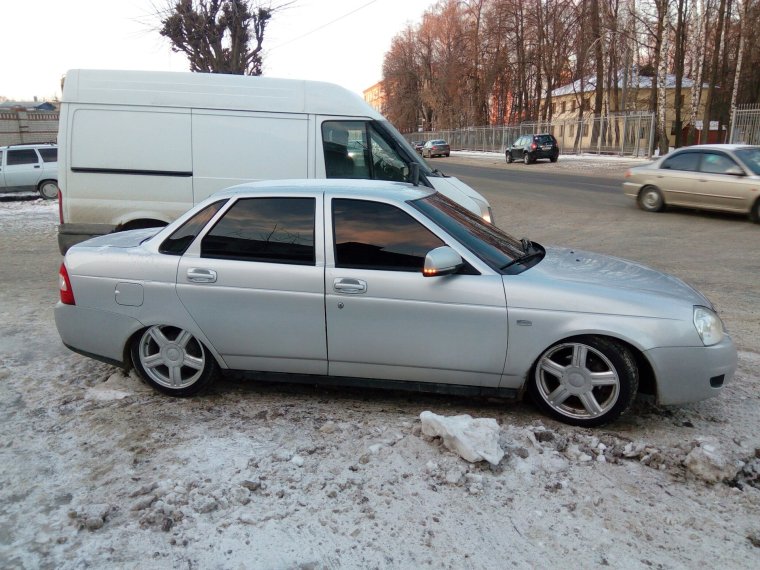 Приора седан серебристая r16