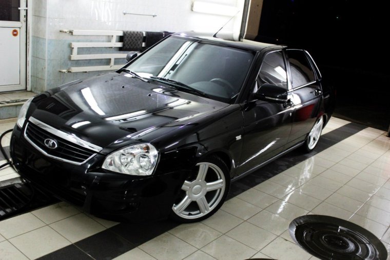 Черная Приора седан на 17 торусах