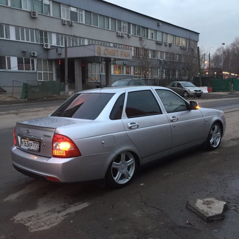 Приора седан серебристая r16