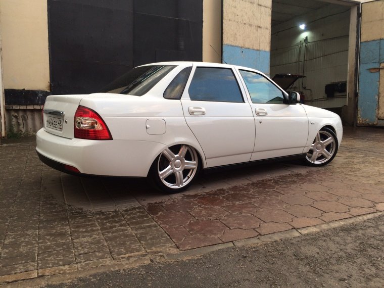 Белая Приора седан на r17