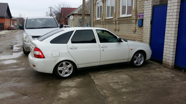 Белая Приора хэтчбек на 16 торусах