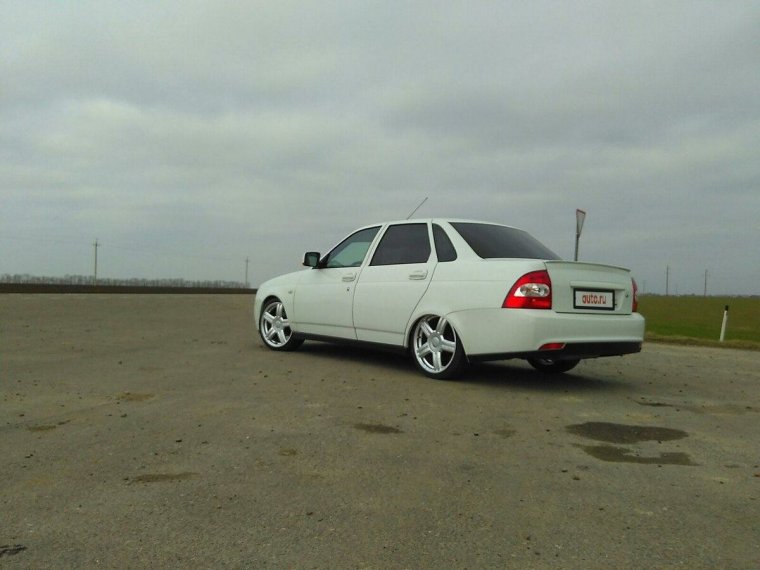 Белая Приора седан на r17