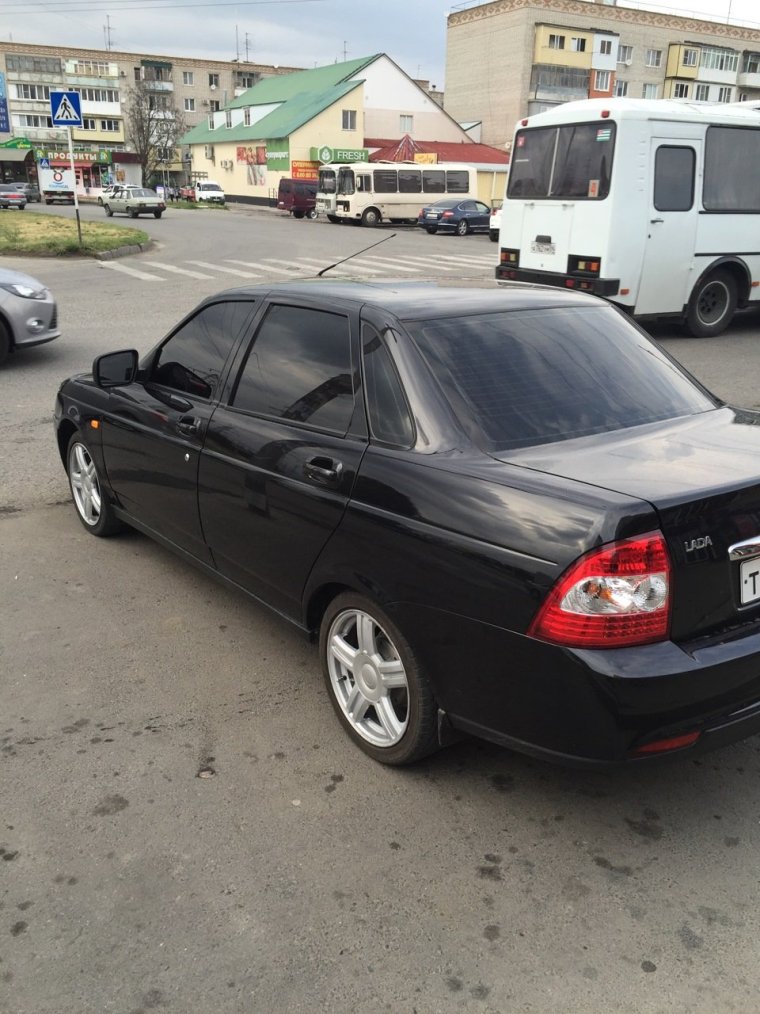 Черная седан Приора r15