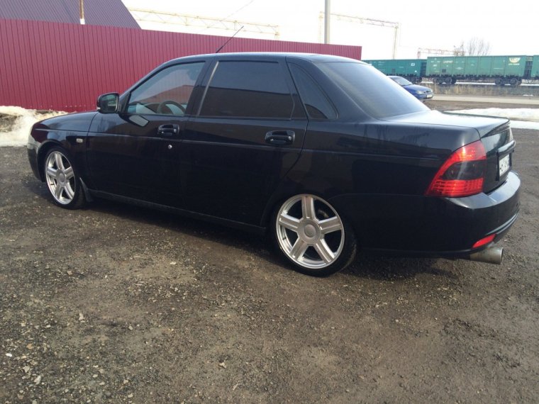 Черная Приора седан на 17 торусах