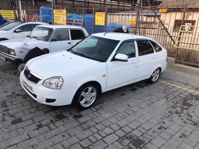 Белая Приора хэтчбек на 15 торусах