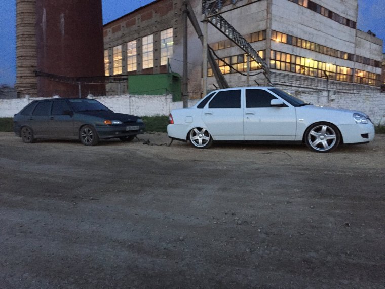 Белая Приора седан на 17 торусах