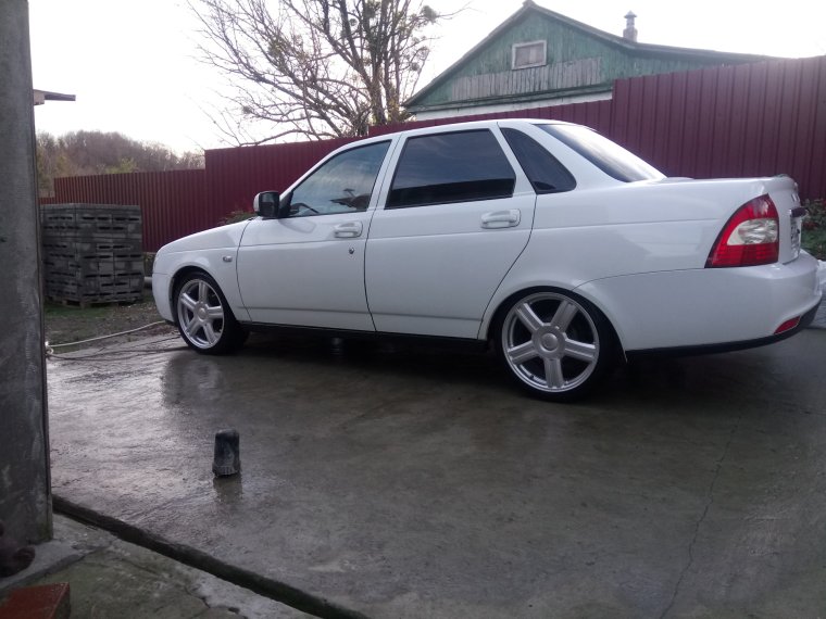 Белая Приора седан на 17 торусах