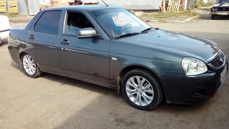 Приора хетчбек черная диски Атика r 14