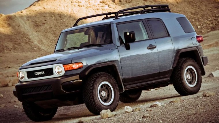 Модель Toyota FJ Cruiser 43639 1:34-39 Welly
