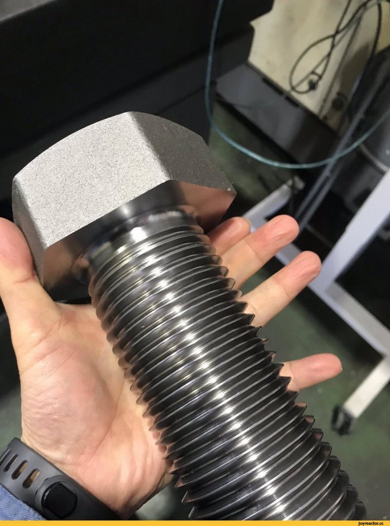 Большой болт с гайкой