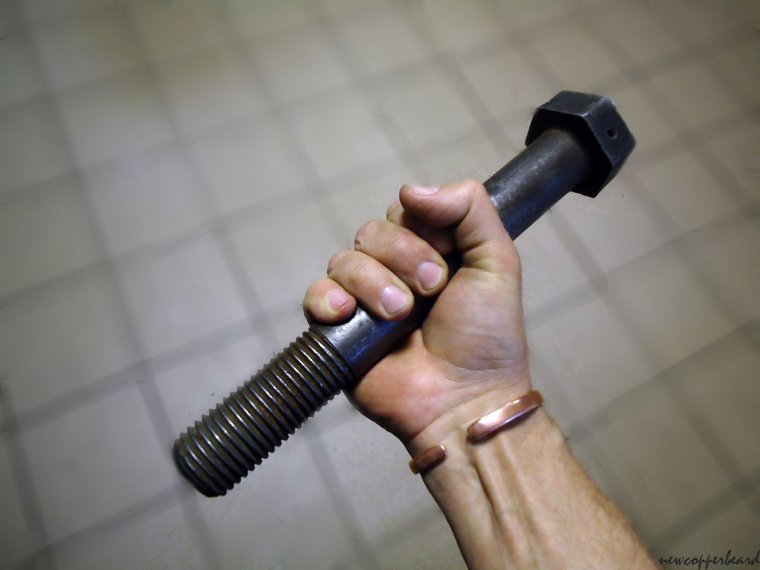 Огромный болт