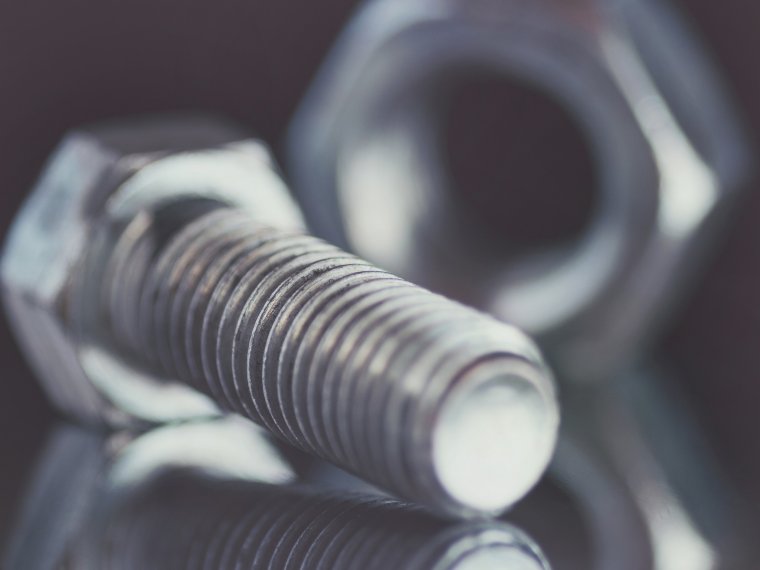 Большой болт с гайкой