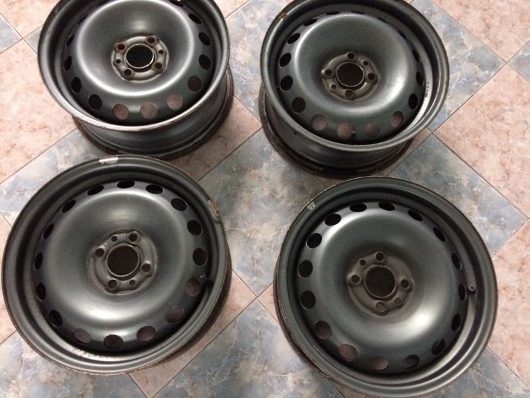 Лада Приора 2 седан на черных штампах