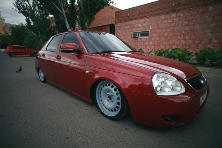 Приора седан на черных штампах r14