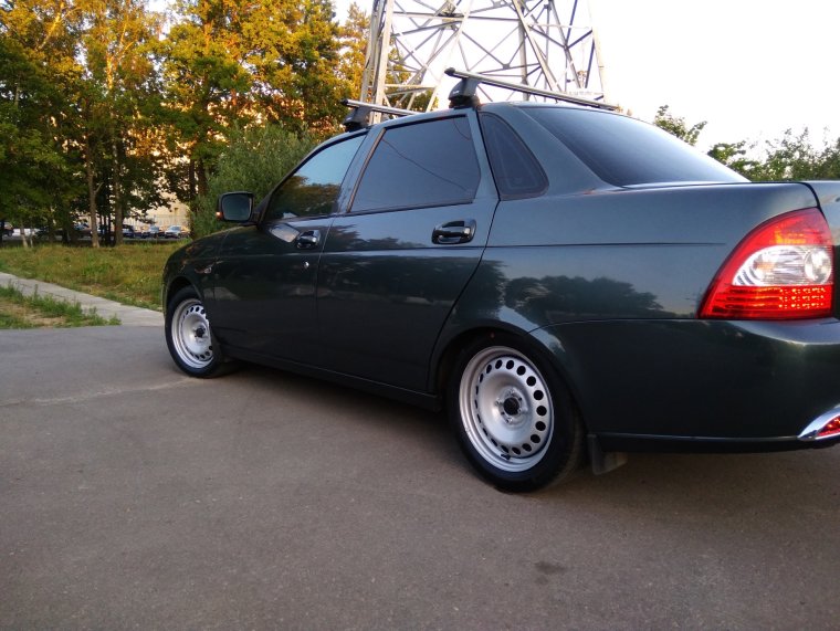 Белая Приора на болотных штампах r14