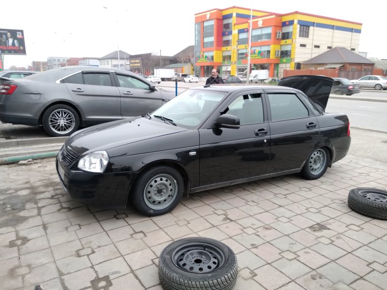 Белая Приора седан на штампах