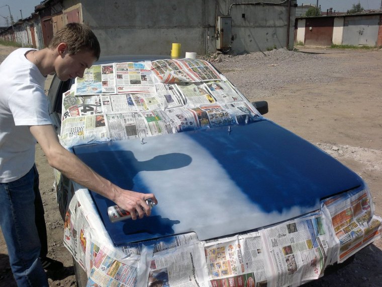 Машина покрашенная баллончиком