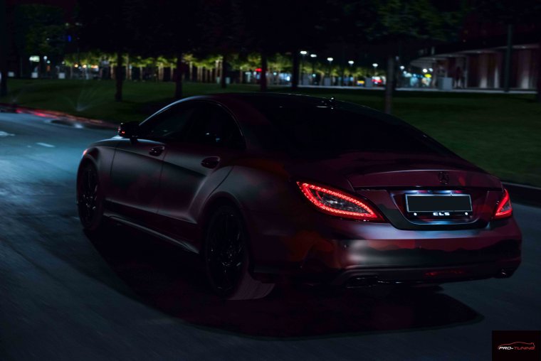 Мерседес CLS 63 AMG ночью