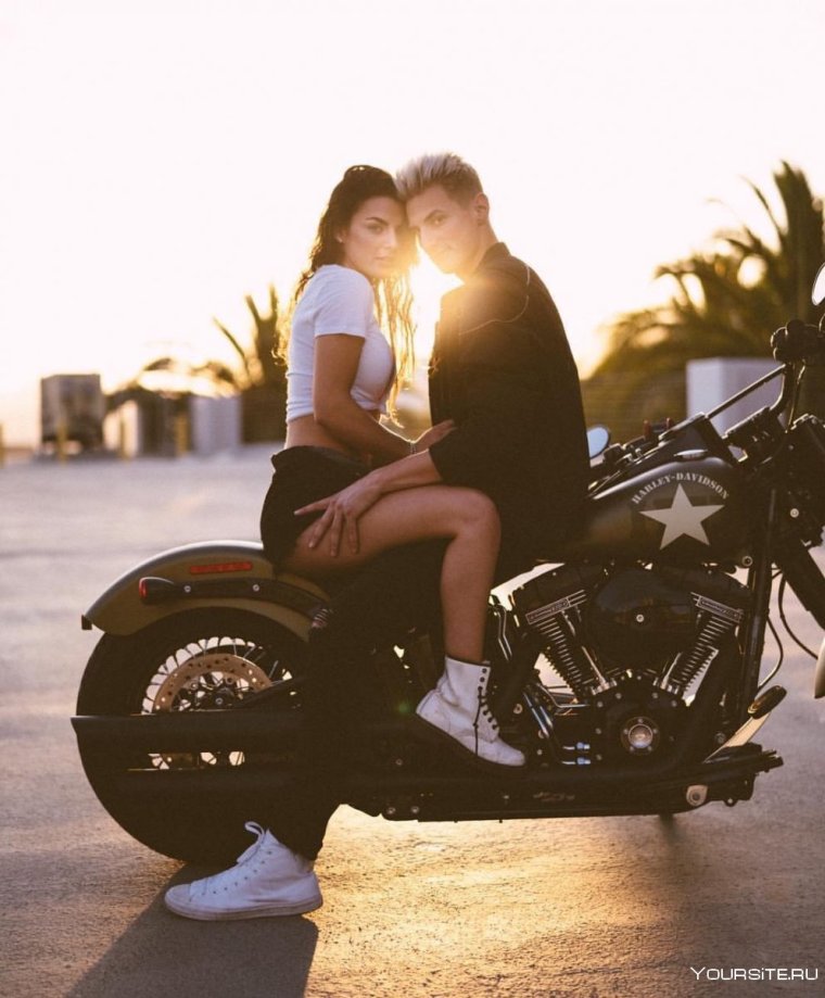 Пара на мотоцикле