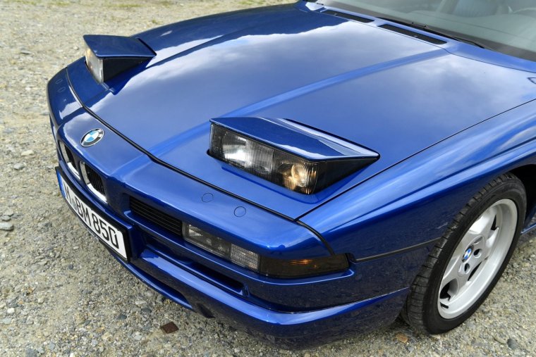 БМВ 850 CSI открытые фары