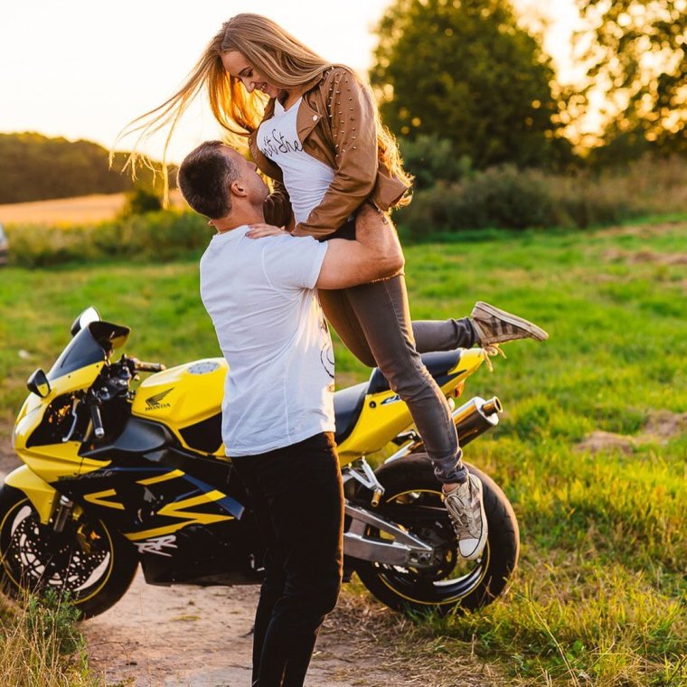 Красивая фотосессия пары на мотоцикле