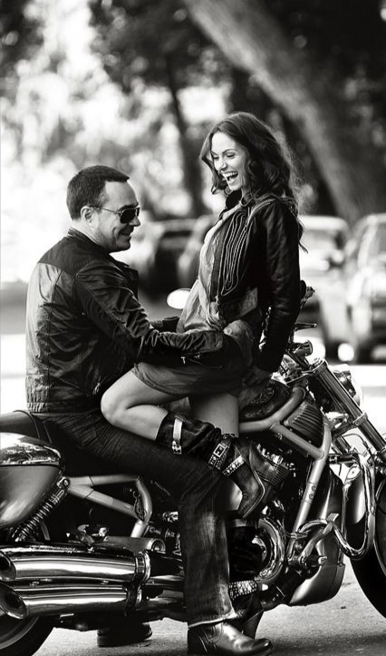 Парень с девушкой на мотоцикле