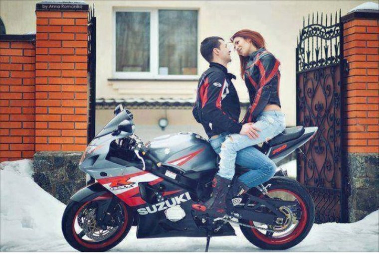 Парень с девушкой на мотоцикле