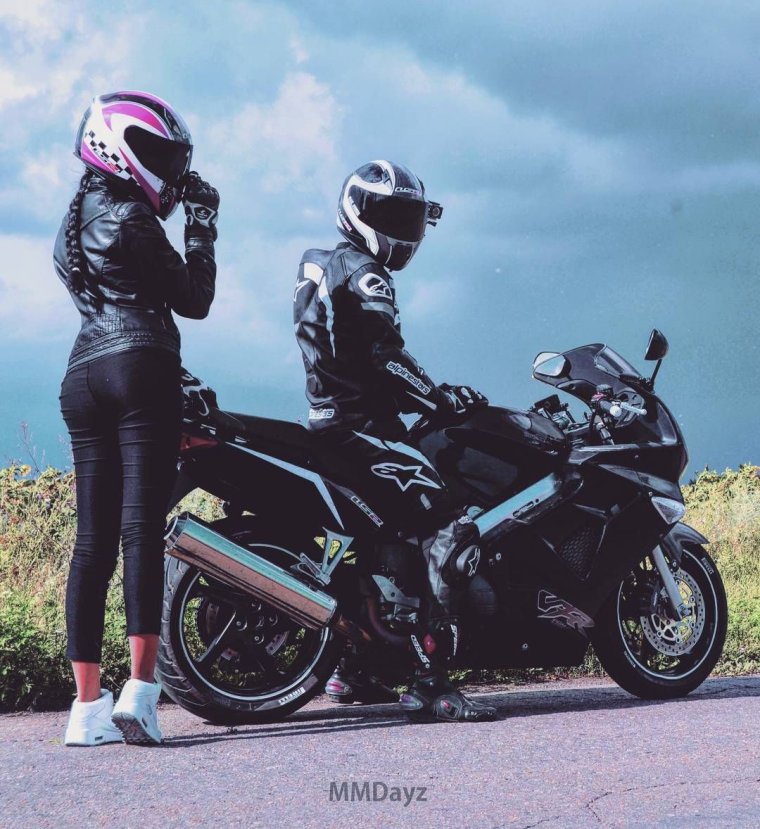 Мотоциклист с девушкой