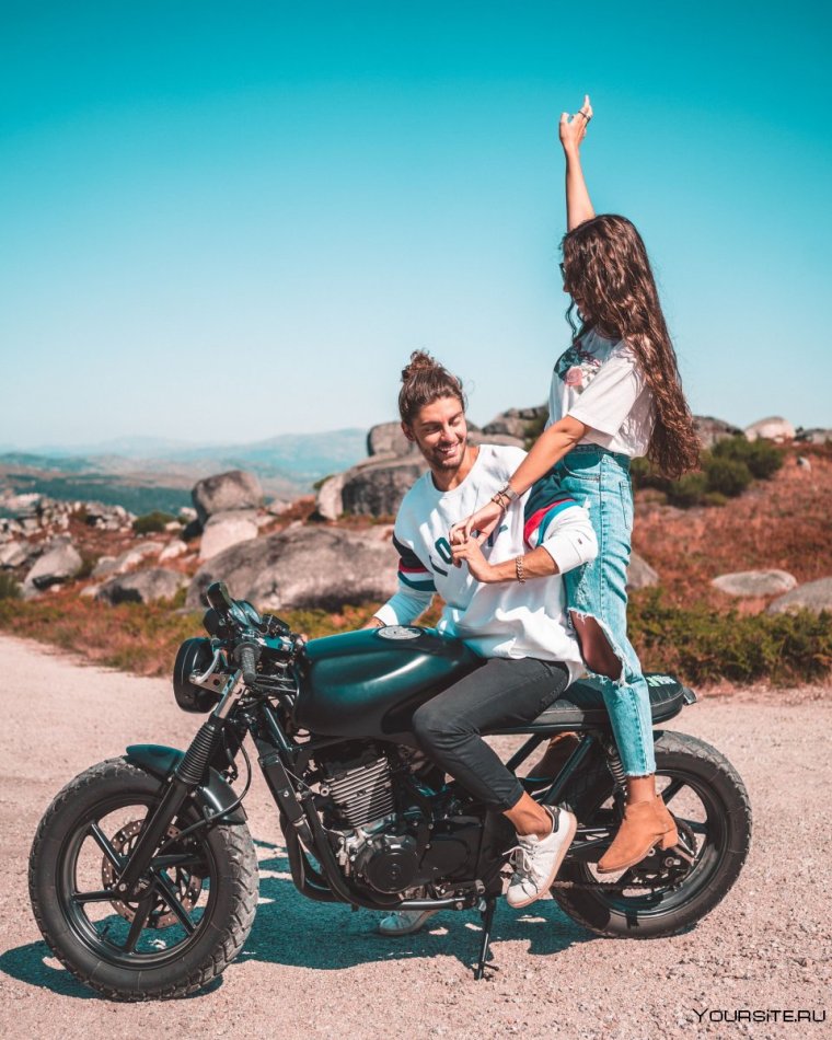 Пара на мотоцикле