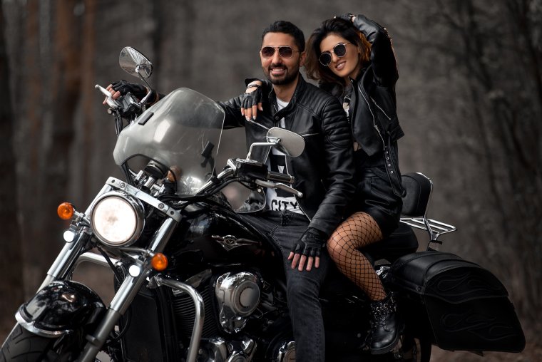 Парень с девушкой на мотоцикле