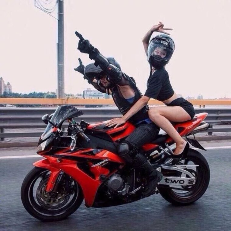 Парень с девушкой на спортбайке