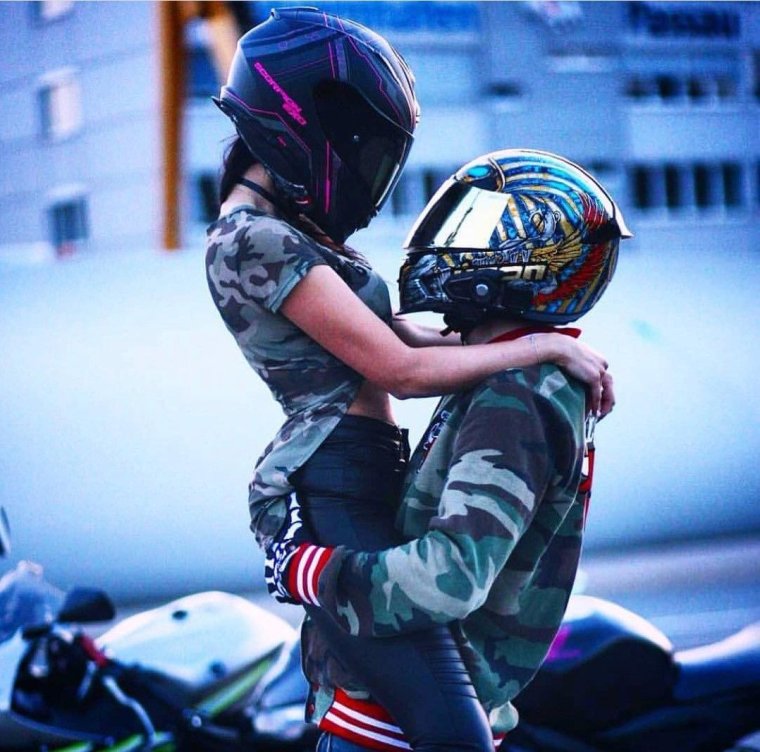 Парочка в шлемах