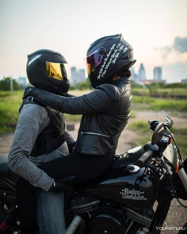 Парень с девушкой на мотоцикле