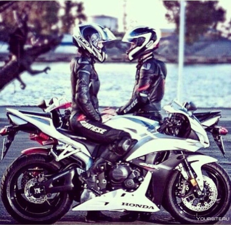 Два парня на мотоцикле
