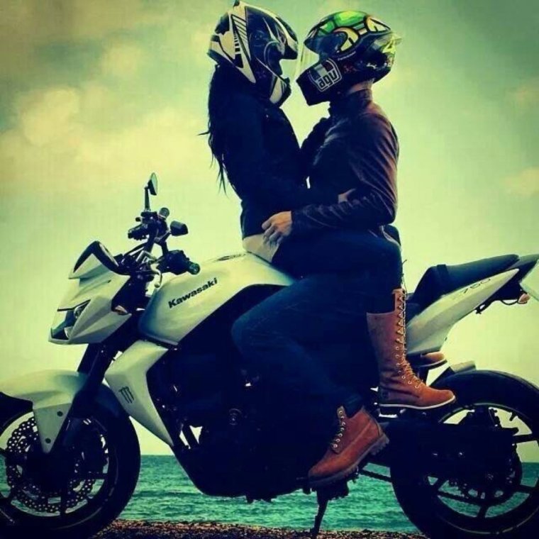 Пацан с девушкой на мотоцикле