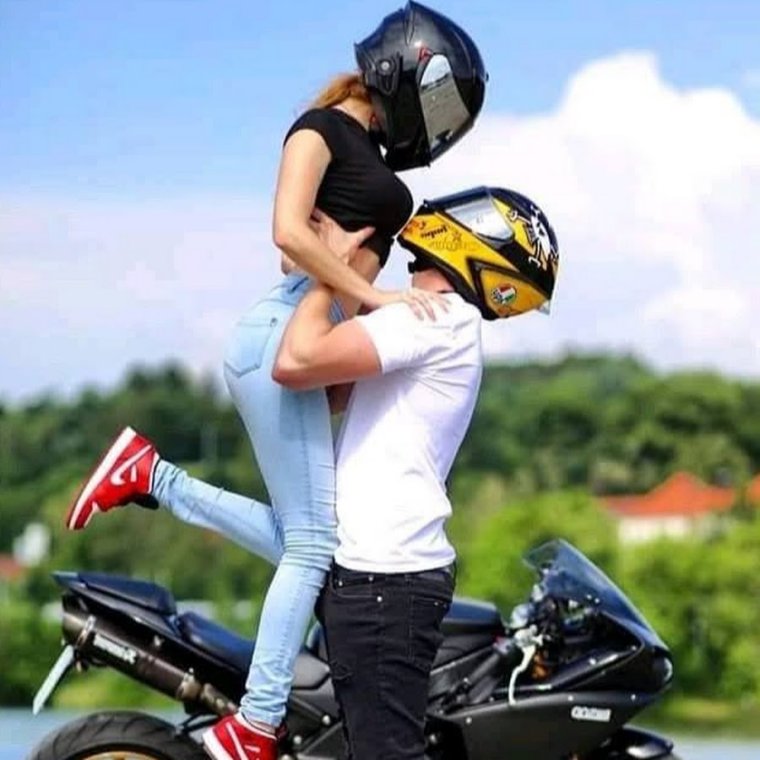 Парень на мотоцикле в шлеме