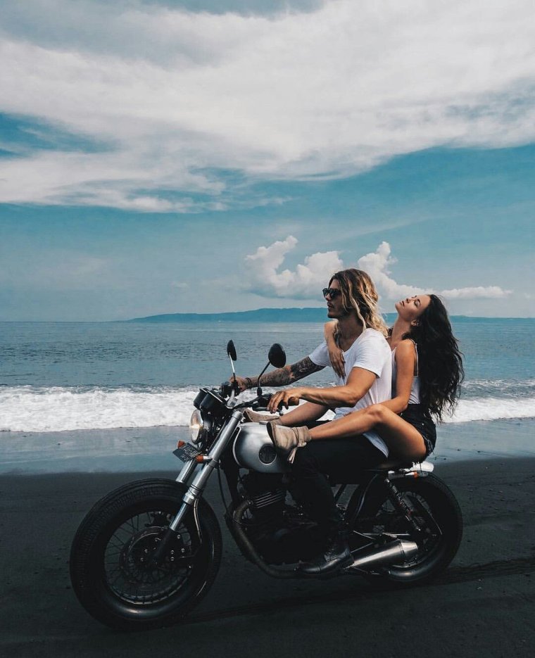 Парень с девушкой на мотоцикле