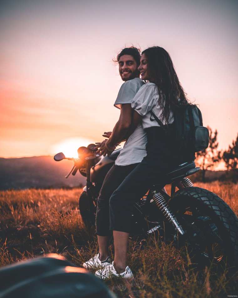 Парень с девушкой на мотоцикле